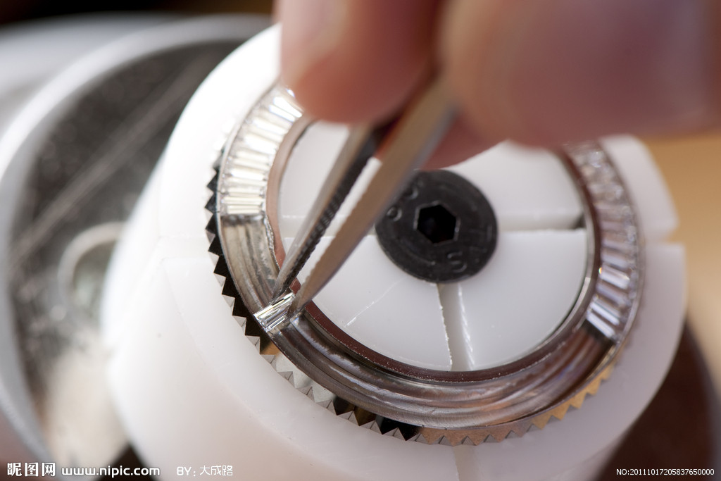 泰格豪雅维修地址（泰格豪雅表镜起雾）